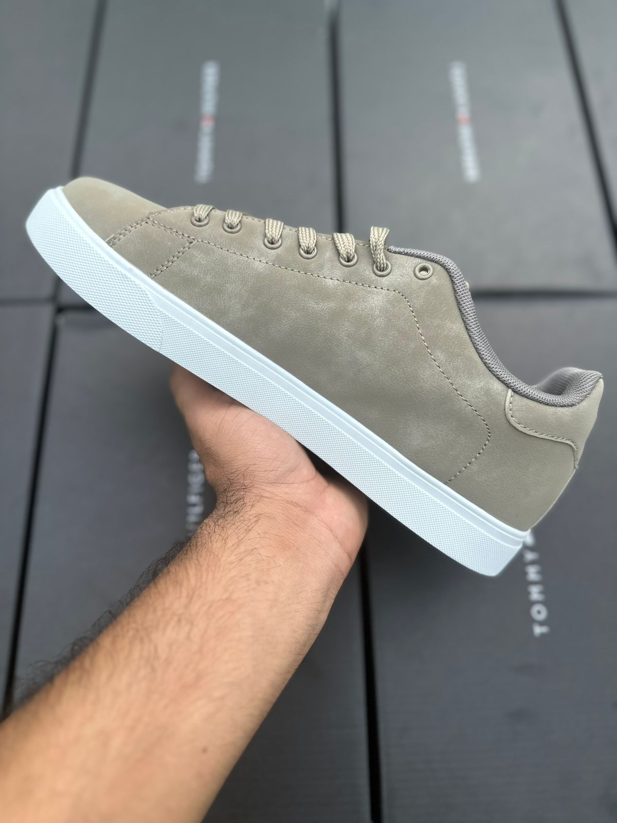 TH Court Sneakers